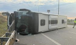 İstanbul-İzmir Otoyolu'nda devrilen yolcu otobüsündeki 25 kişi yaralandı