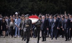 İYİ Parti Genel Başkanı Dervişoğlu, gençlerle Anıtkabir'i ziyaret etti