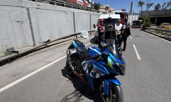İzmir'de bariyerlere çarpan motosikletin sürücüsü hayatını kaybetti