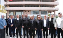 İzmir'de esnaf, Cemil Tugay'ın kendilerine yönelik sözlerine takım elbise giyerek tepki gösterdi