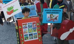İzmir'deki şenlikte kitap kahramanlarını canlandıran öğrenciler kitap takası yaptı