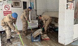Jandarma selden etkilenen Havza'da yaraları sarmak için görev yapıyor