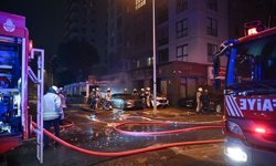 Kadıköy'de oto galeride çıkan yangında 4 araç kullanılamaz hale geldi