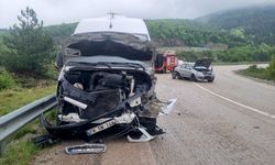 Karabük'te minibüsle otomobilin çarpışması sonucu 6 kişi yaralandı