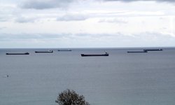 Karadeniz'de beklenen fırtına öncesi yük gemileri Sinop doğal limanına demirledi