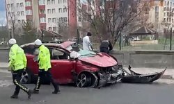 Kars'ta bahçe duvarına çarpan otomobildeki 1 kişi öldü, 1 kişi yaralandı