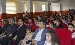 Kars'ta köy okulunda kurulan çocuk tiyatrosu, ilk oyununu sahneledi