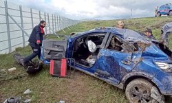 Kars'ta otomobilin şarampole devrildiği kazada 1 kişi hayatını kaybetti, 2 kişi yaralandı