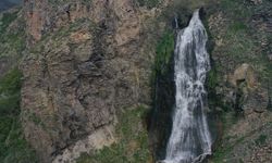 Kars'taki Susuz Şelalesi kar ve yağmur sularıyla coştu