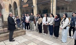 Kastamonu'da vakıf eserlerini gezen yabancı öğrenciler yöresel kıyafetler giyip halk oyunu oynadı