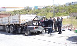 Kayseri'de kamyon ile çarpışan otomobildeki anne öldü, oğlu ağır yaralandı