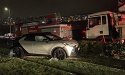Kayseri'de kamyonla çarpışıp tramvay yoluna giren otomobilin sürücüsü yaralandı