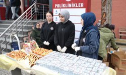 Kayseri'de lise öğrencileri hastane önünde hasta ve yakınlarına ikramda bulundu