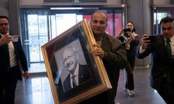 Kılıçdaroğlu ve Özel'in fotoğrafları CHP Genel Merkezi'ne yeniden asıldı