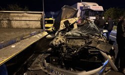 Kilis'te park halindeki tıra çarpan otomobildeki 2 kişi yaralandı