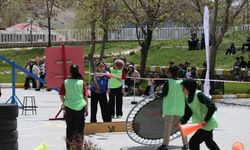 Kırsal mahalledeki okulda kurulan parkurda öğrenciler kıyasıya yarışıyor