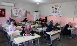 Kitap okuma yarışmasında anneler çocuklarının oturduğu sıralarda sınav heyecanı yaşadı