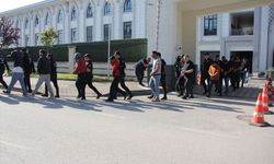 Kocaeli merkezli nitelikli dolandırıcılık operasyonunda yakalanan 78 zanlı adliyede