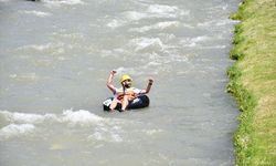 Kosova'da adrenalin tutkunları Akdere Nehri'nde şambrellerle rafting yaptı