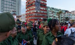 Küba'da binlerce kişi eski Devlet Başkanı Raul Castro'ya destek için yürüdü