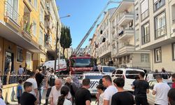 Küçükçekmece'de 4 katlı binanın çatısında çıkan yangın hasara neden oldu