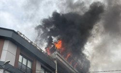 Küçükçekmece'de apartmanın çatı katında çıkan yangın söndürüldü