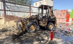 Küçükçekmece'de park halindeyken yanan iş makinesi kullanılamaz hale geldi