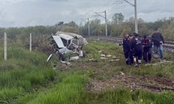 Kütahya'da trenin çarptığı kamyonetteki 1 kişi öldü, 3 kişi yaralandı