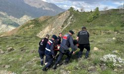 Malatya'da kayalıklarda mahsur kalan yaşlı kadın kurtarıldı