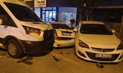 Manisa'da alkollü sürücünün kullandığı kamyonet, park halindeki 13 araca çarptı