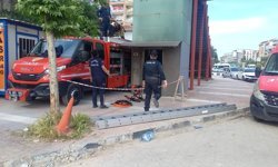 Manisa'da asansör ile koruma demirleri arasında sıkışan genç hayatını kaybetti