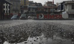 Manisa'da sağanak ve fırtına hayatı olumsuz etkiledi