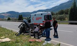 Manisa'da tırla çarpışan elektrikli motosikletteki aynı aileden 1 kişi öldü, 4 kişi yaralandı