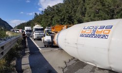 Marmaris'te devrilen beton mikseri ulaşımı aksattı