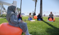 Mersin'de anneler ve anne adayları sahilde egzersiz yaptı