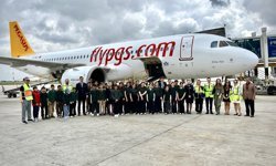 Mersin'de havalimanında ağırlanan öğrenciler uçakları inceledi, pilotlarla tanıştı