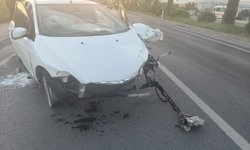 Mersin'de refüje çarpan otomobildeki 3 kişi yaralandı
