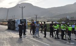 Mersin'de Rus uyruklu öğrencileri taşıyan servis aracının devrilmesi sonucu 17 kişi yaralandı