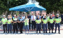 Mersin'de trafik uygulamasında sürücülere yoğurt, çilek ve lokum ikram edildi