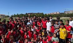Milli futbolcu Cengiz Ünder memleketi Balıkesir'de genç sporcularla buluştu