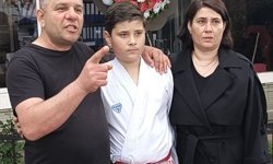 Milli sporcu oğlunun Kuyucak Belediyespor'dan uzaklaştırıldığını öne süren baba, belediye binasına siyah çelenk bıraktı