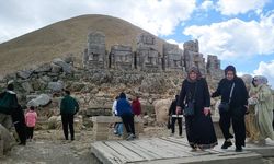 Nemrut Dağı'nda bayram tatilinde ziyaretçi yoğunluğu yaşanıyor