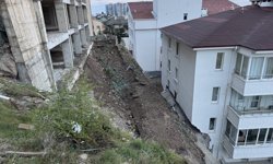 Nevşehir'de çöken istinat duvarı, öndeki apartmanda hasar oluşturdu