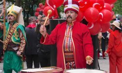 New York'ta 43. Türk Günü Yürüyüşü için bayrak çekme töreni düzenlendi