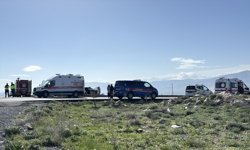 Niğde'de hafif ticari araç ile otomobilin çarpıştığı kazada 7 kişi yaralandı