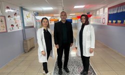 Öğretmenlerin 'kitap okuyun' demeden başlattığı deney okul koridorunu okuma alanına çevirdi