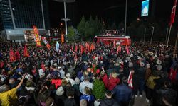 Özgür Özel, CHP Genel Merkezi önünde toplananlara seslendi: