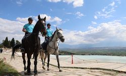 Pamukkale'de atlı jandarma timi turistlerin güvenliği için görevde