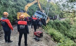 Rize'de geriye kayan kamyondan atlayan sürücü öldü