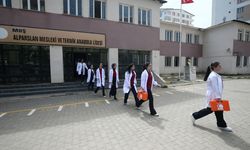 Sağlık alanında eğitim gören liselilerden köylerdeki çocuklara ilk yardım eğitimi